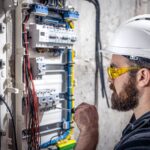 Jak efektywnie zabezpieczyć instalacje elektryczne i hydrauliczne w budynkach