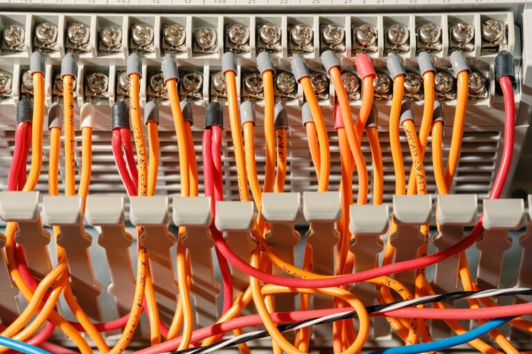 Jak efektywnie chronić instalacje elektryczne i hydrauliczne w budownictwie