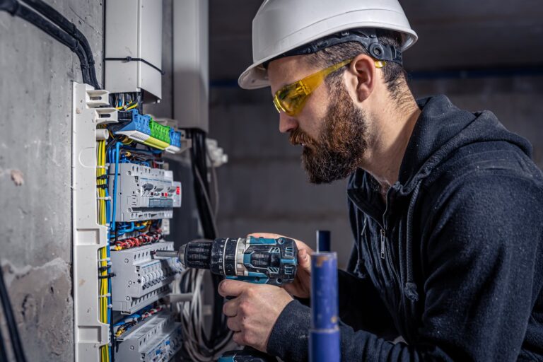 Praktyczny przewodnik po aparaturze elektrycznej dla instalatorów