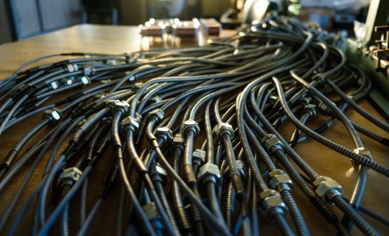 Profesjonalne planowanie i realizacja tras kablowych w instalacjach elektrycznych