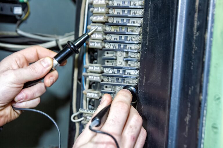 Diagnozowanie i naprawa usterek w systemie szaf sterowniczych