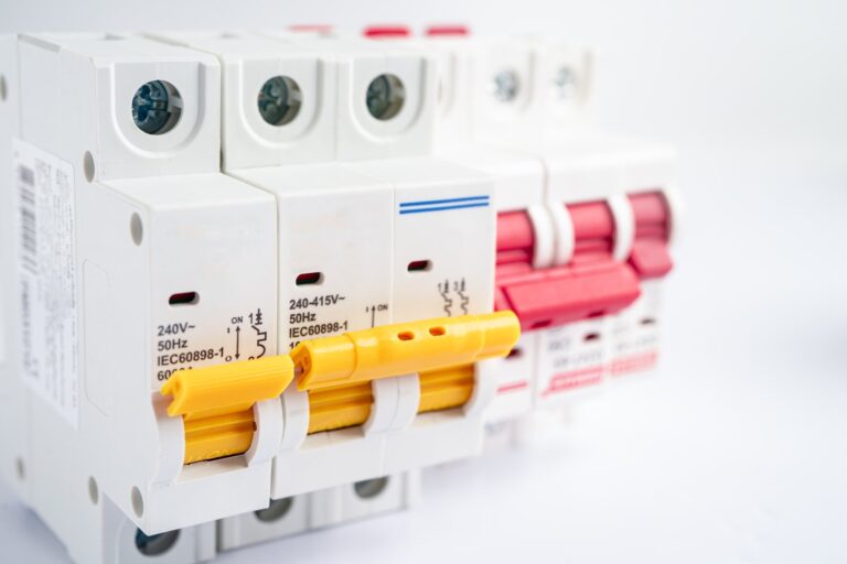 Jak dobrać odpowiednie zabezpieczenia elektryczne do instalacji domowej