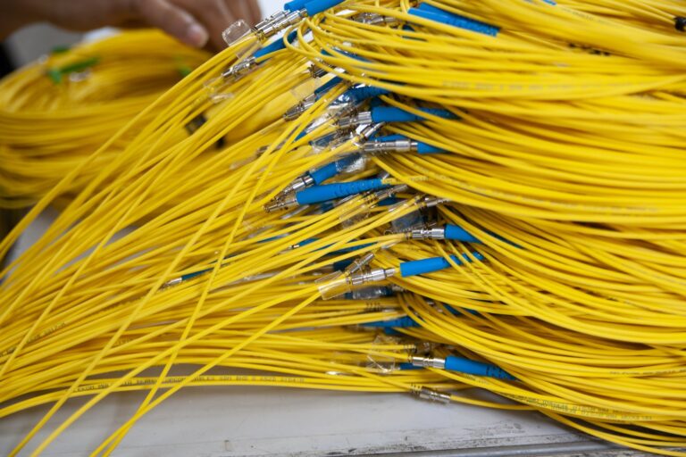 Jak wybrać odpowiednie kable do instalacji elektrycznej i telekomunikacyjnej