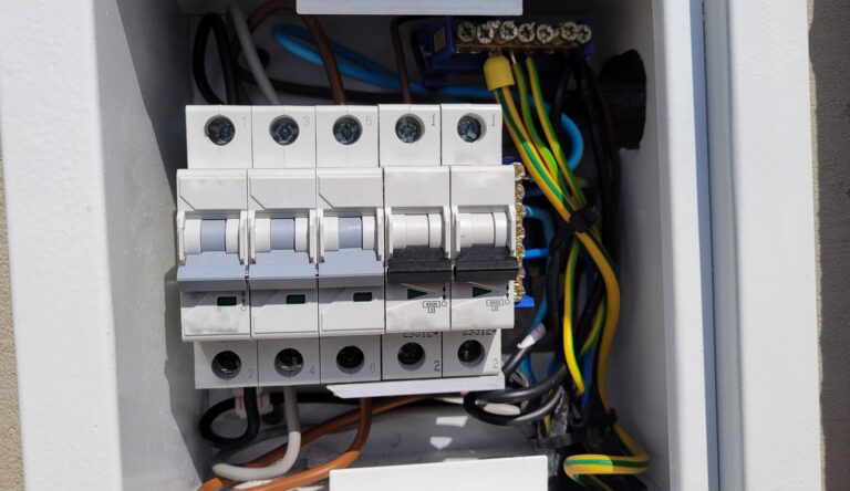 Kompleksowy przewodnik po puszkach natynkowych dla instalacji elektrycznych