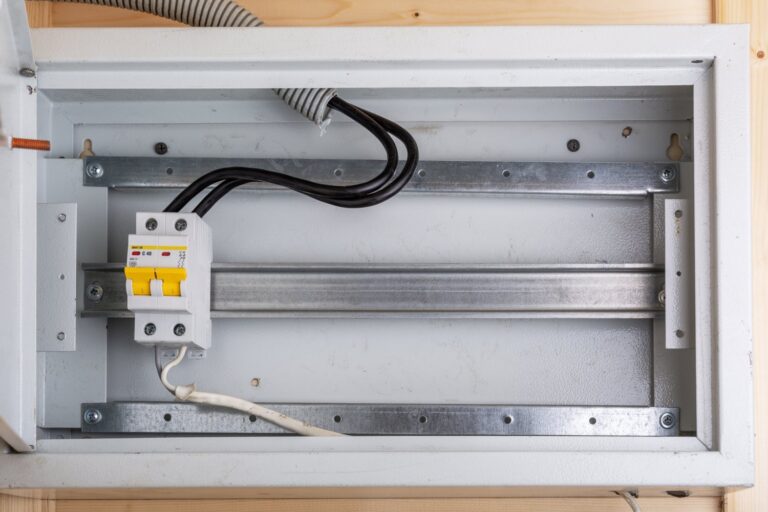 Jak wybrać i zamontować drzwiczki rewizyjne w instalacjach elektrycznych i hydraulicznych