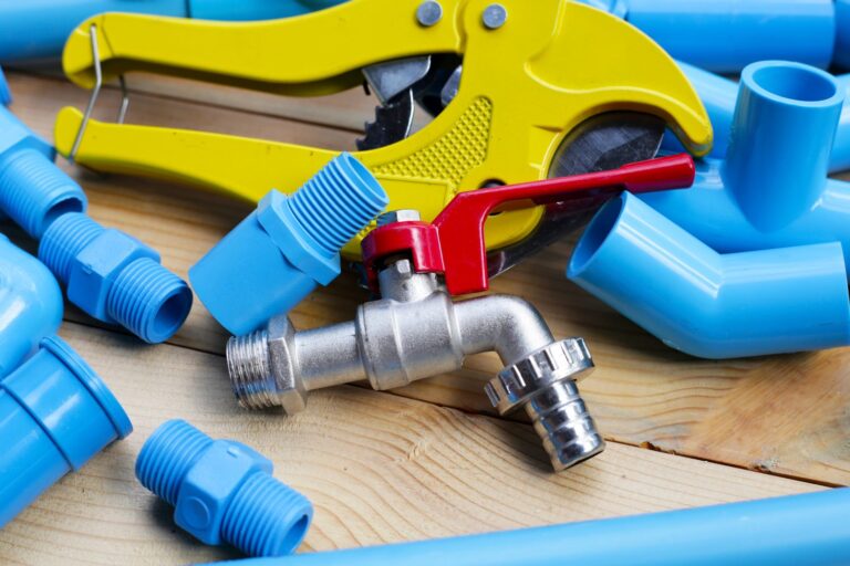 Jak wybrać najlepsze narzędzia ręczne do prac elektryczno-hydraulicznych