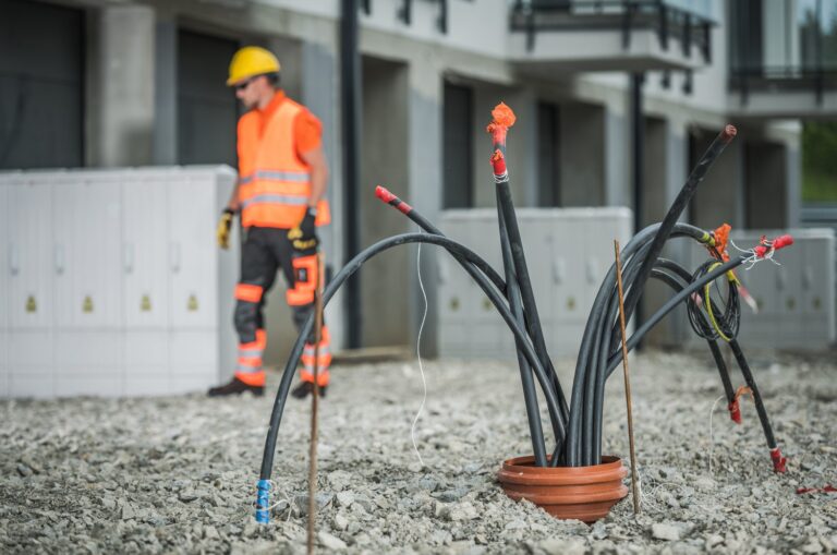 Kompletny przewodnik po kablach i przewodach dla instalacji elektrycznych i telekomunikacyjnych