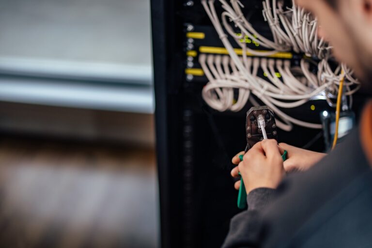 Skuteczne sposoby eliminacji zakłóceń w systemie monitoringu parametrów sieci