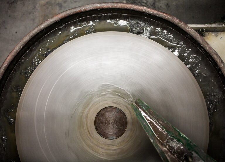 Co może być przyczyną zielonego nalotu na baterii łazienkowej