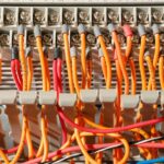 Dlaczego instalacja elektryczna w domu buczy