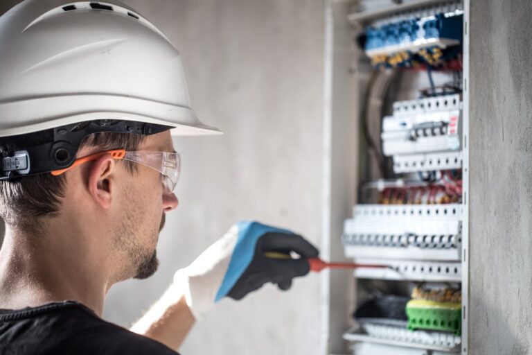 Jak efektywnie korzystać z aparatury elektrycznej w instalacjach domowych