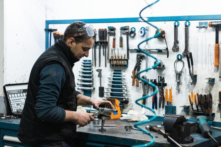 Jak wybrać najlepsze narzędzia elektryczne i hydrauliczne dla twojego projektu