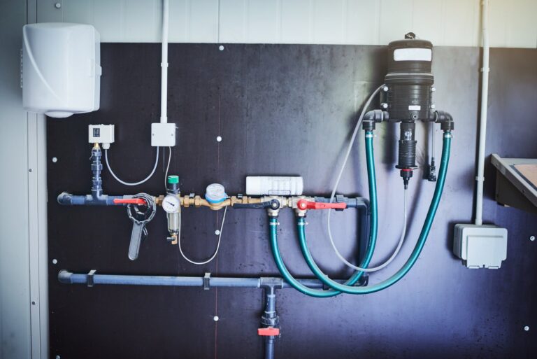Praktyczny przewodnik po instalacjach hydraulicznych i elektrycznych dla profesjonalistów