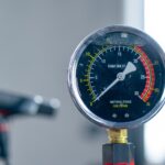 Co może być przyczyną słabego przepływu wody w całym domu