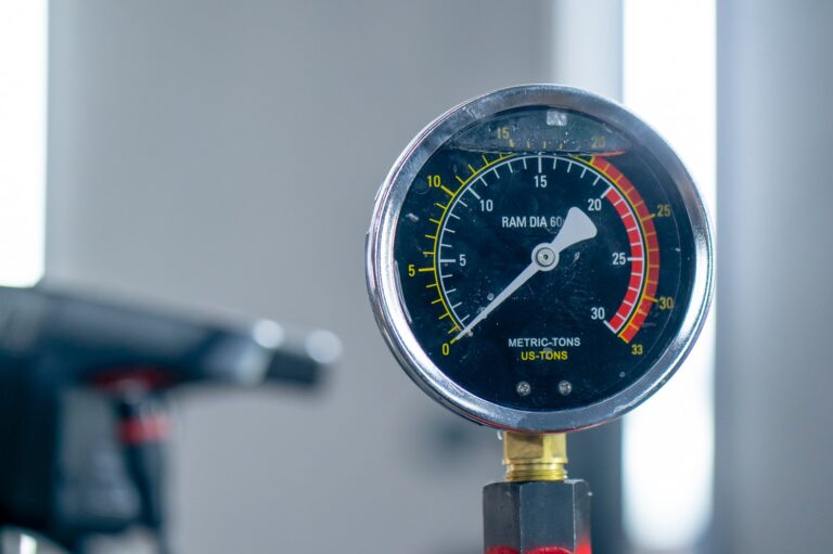 Co może być przyczyną słabego przepływu wody w całym domu