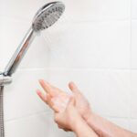 Co może być przyczyną słabego przepływu wody w prysznicu