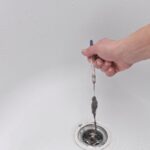 Co może powodować częste zatykanie się syfonu w umywalce