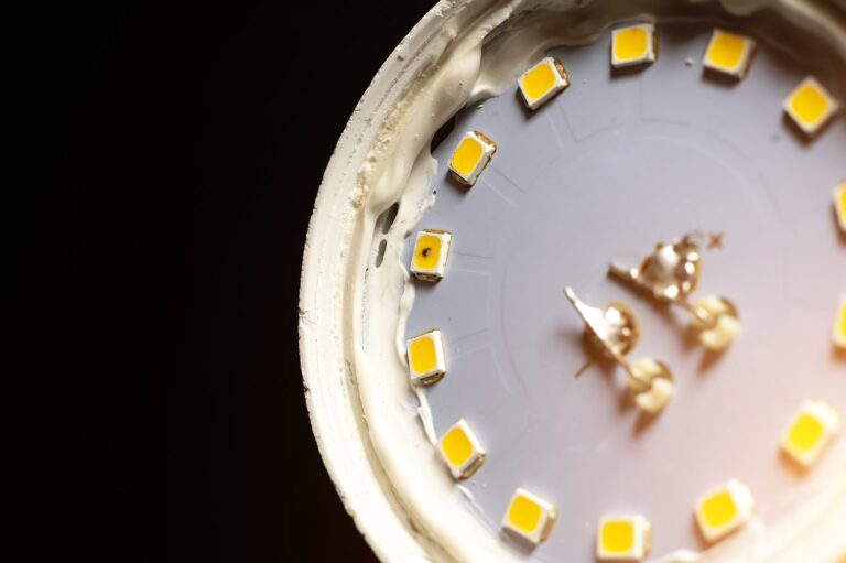 Dlaczego oświetlenie LED mruga po wyłączeniu z włącznika