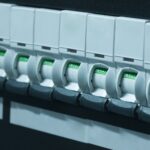 Dlaczego w mieszkaniu często wyskakują korki i jak temu zapobiec