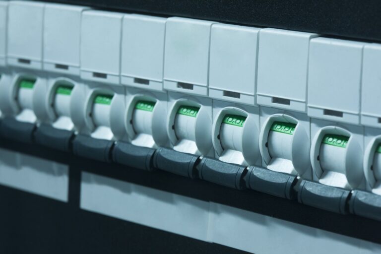 Dlaczego w mieszkaniu często wyskakują korki i jak temu zapobiec