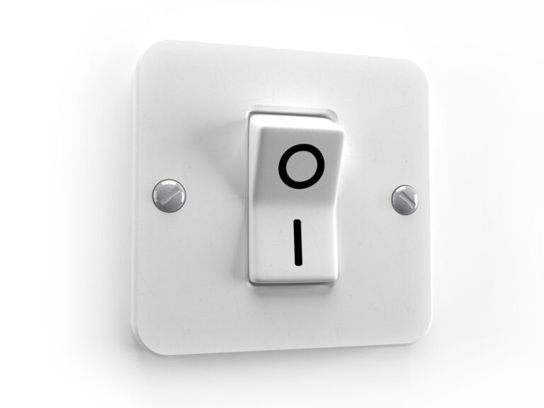 Dlaczego włącznik światła trzeszczy podczas przekręcania