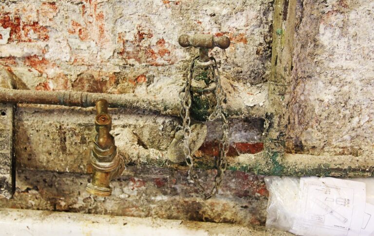 Dlaczego woda z bojlera ma dziwny kolor i nieprzyjemny zapach