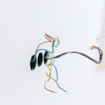 Jak rozpoznać czy przewody elektryczne w mieszkaniu są uszkodzone