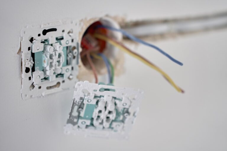 Jak rozpoznać przeciążoną instalację elektryczną w starym mieszkaniu