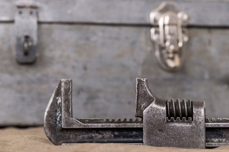 Jak wybrać odpowiedni klucz francuski do profesjonalnych zadań