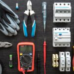 Jak wybrać odpowiednią trytytką do instalacji elektrycznych w każdym środowisku