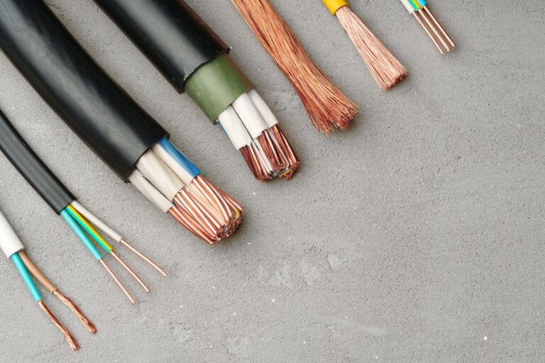 Jak wybrać odpowiednie kable do instalacji elektrycznych w budynkach przemysłowych