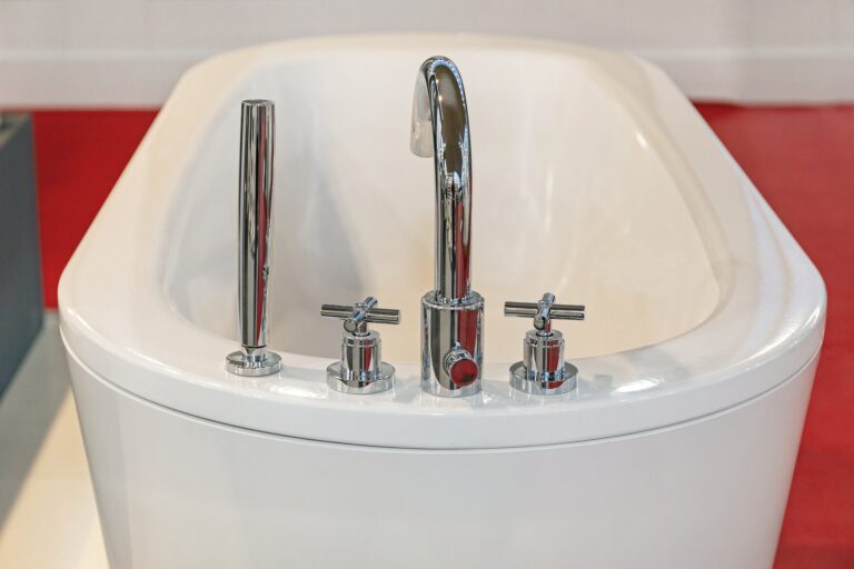 Jak wybrać odpowiednie wyposażenie sanitarne do kuchni i łazienki