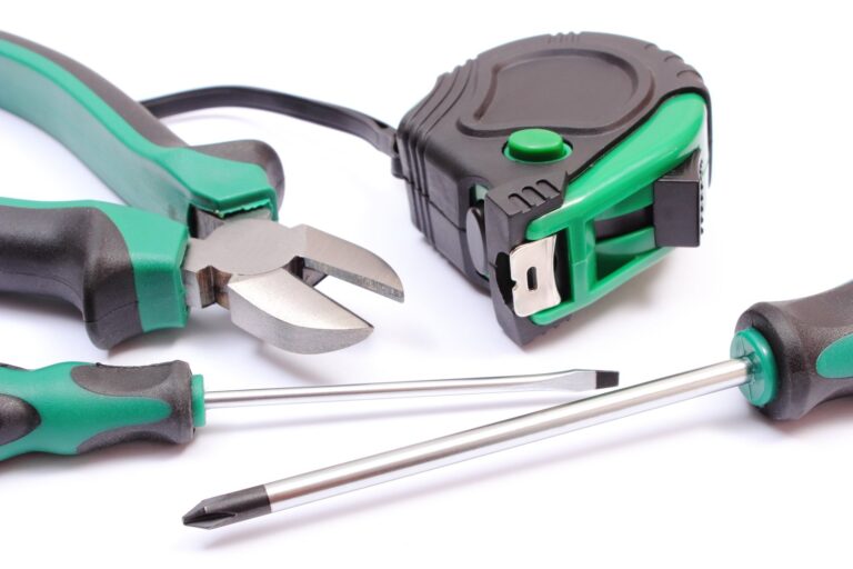 Jak wybrać odpowiednie urządzenia elektryczne i hydrauliczne dla twojego projektu