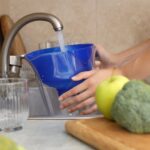 Co może być przyczyną dziwnego smaku wody z kranu po urlopie