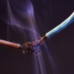Co może być przyczyną dziwnych dźwięków w przewodach elektrycznych podczas wilgotnej pogody