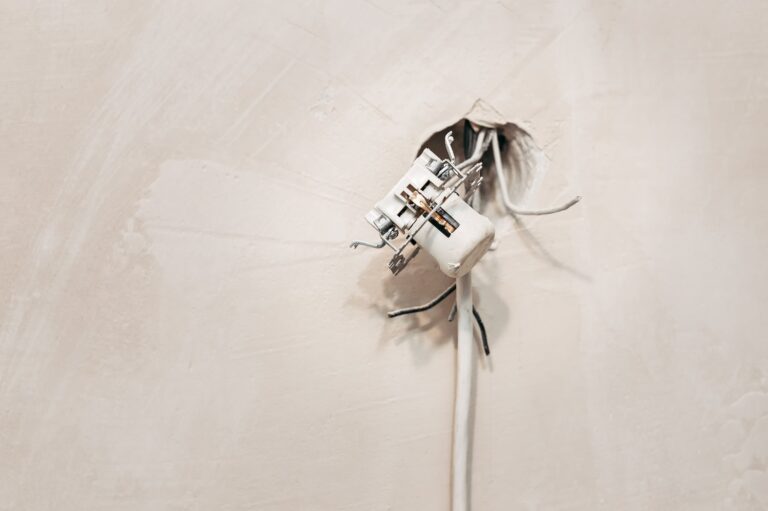 Co robić gdy gniazdko nie trzyma mocno wtyczki urządzeń