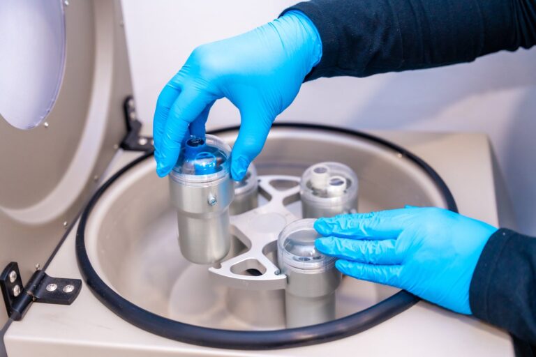 Co robić gdy spłuczka w toalecie nie kończy spuszczania wody