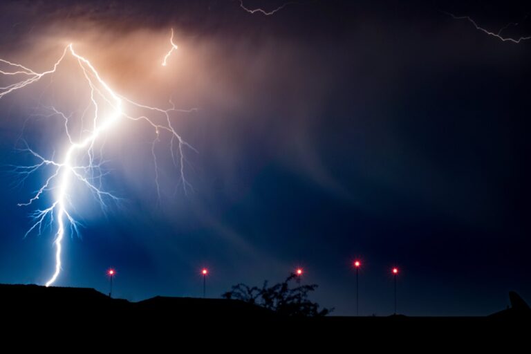 Dlaczego bezpiecznik główny wyłącza się podczas burzy
