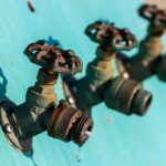 Dlaczego ciśnienie w instalacji hydraulicznej gwałtownie spada i jak to naprawić