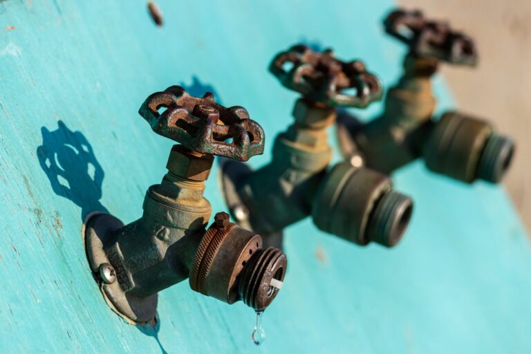 Dlaczego ciśnienie w instalacji hydraulicznej gwałtownie spada i jak to naprawić