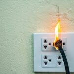 Dlaczego gniazdko elektryczne przestaje działać tylko przy użyciu określonych urządzeń