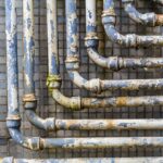 Dlaczego instalacja wodna w mieszkaniu wydaje metaliczne odgłosy tylko w nocy