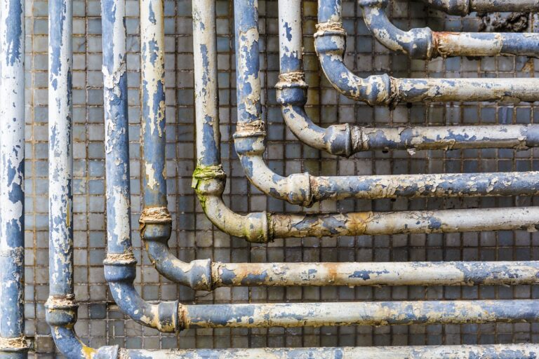 Dlaczego instalacja wodna w mieszkaniu wydaje metaliczne odgłosy tylko w nocy