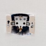 Dlaczego włącznik światła czasami nie reaguje na pierwsze naciśnięcie