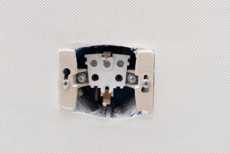 Dlaczego włącznik światła czasami nie reaguje na pierwsze naciśnięcie