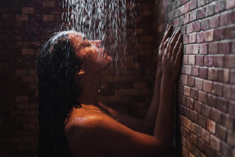 Dlaczego woda w prysznicu nagle zmienia temperaturę