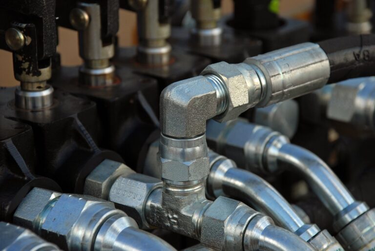 Jak wybrać odpowiednie łączniki do instalacji hydraulicznych w przemyśle