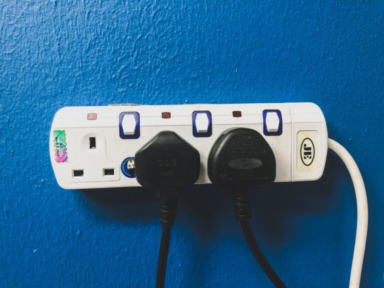 Profesjonalny dobór gniazd siłowych zapewni bezpieczną pracę instalacji elektrycznych