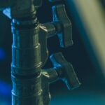 Dlaczego instalacja wodociągowa robi głośne odgłosy tylko podczas spuszczania wody z określonych kranów