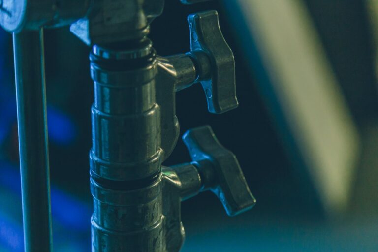 Dlaczego instalacja wodociągowa robi głośne odgłosy tylko podczas spuszczania wody z określonych kranów